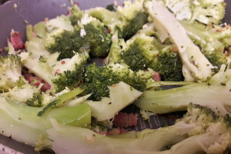 brócolis com bacon